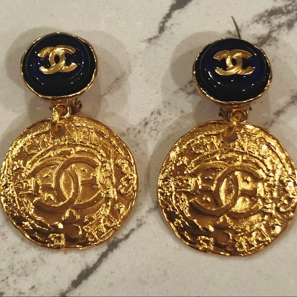 Sold! Gorgeous Vintage Chanel coin earrings - Picture 3 of 7